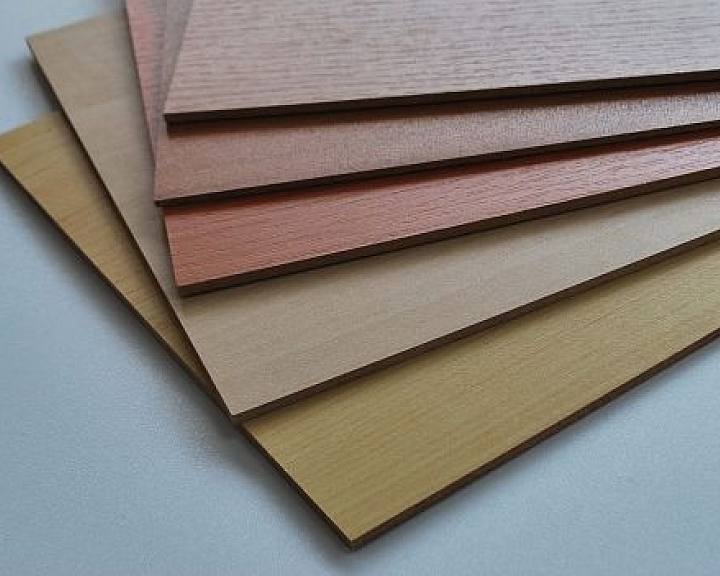 HDF - formáty: 2800 x 2090 mm / tloušťky: 2,5 - 3,3 mm